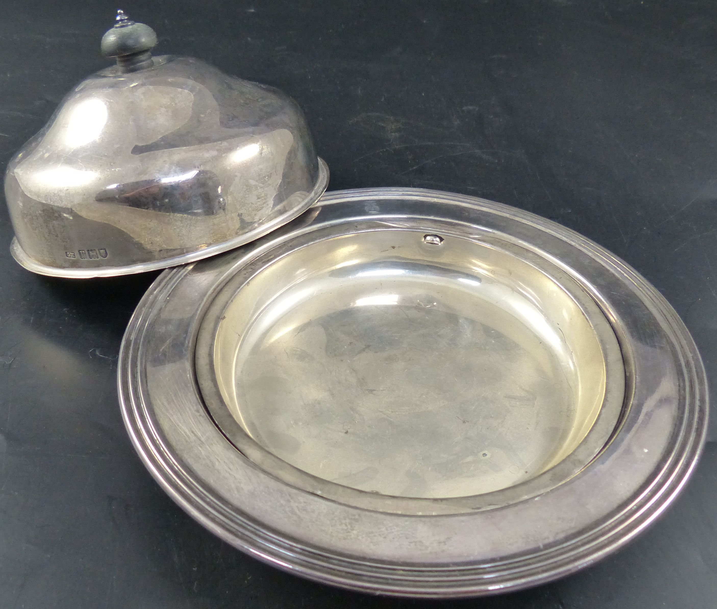 A George V silver muffin dish and cover with liner, width 18.7cm, 16oz.